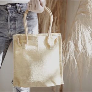 Sandy tote with wooden handles